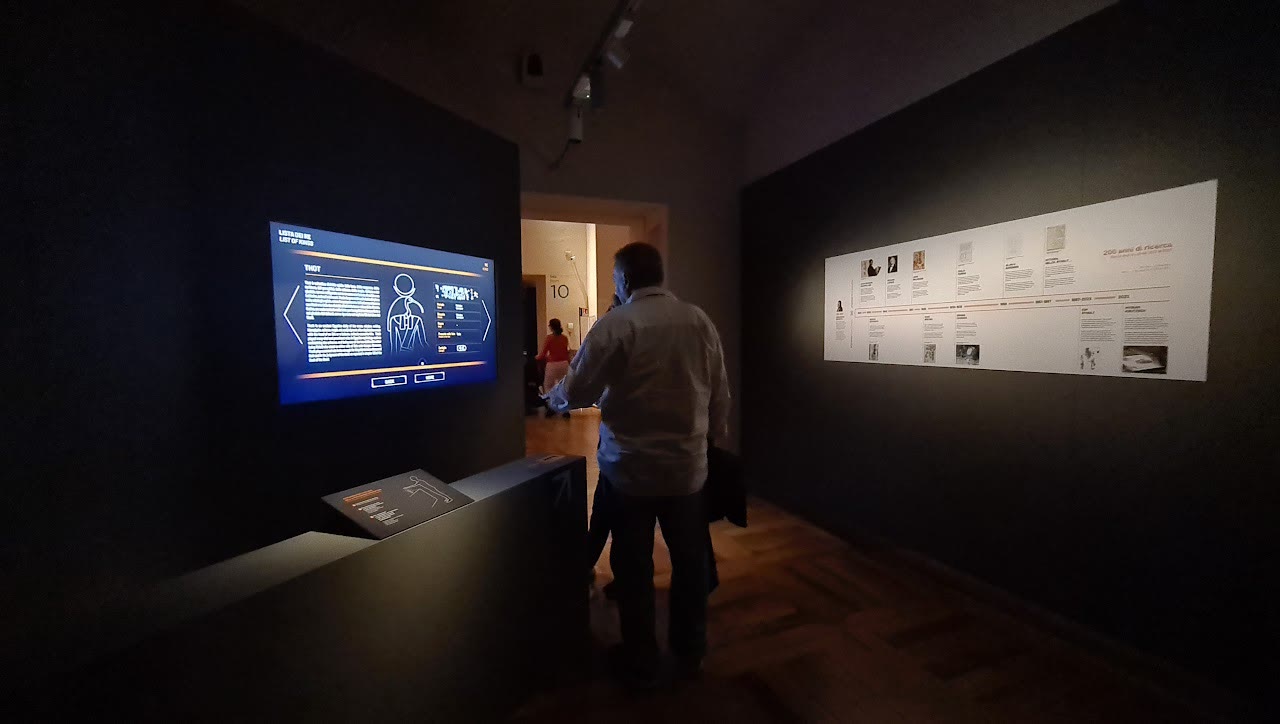Visitatori all'installazione